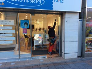 店舗のガラス磨き