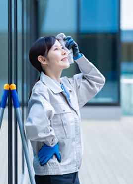 作業服姿で汗をぬぐう女性スタッフ